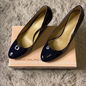 BANDOLINO navy blue patent leather pumps.